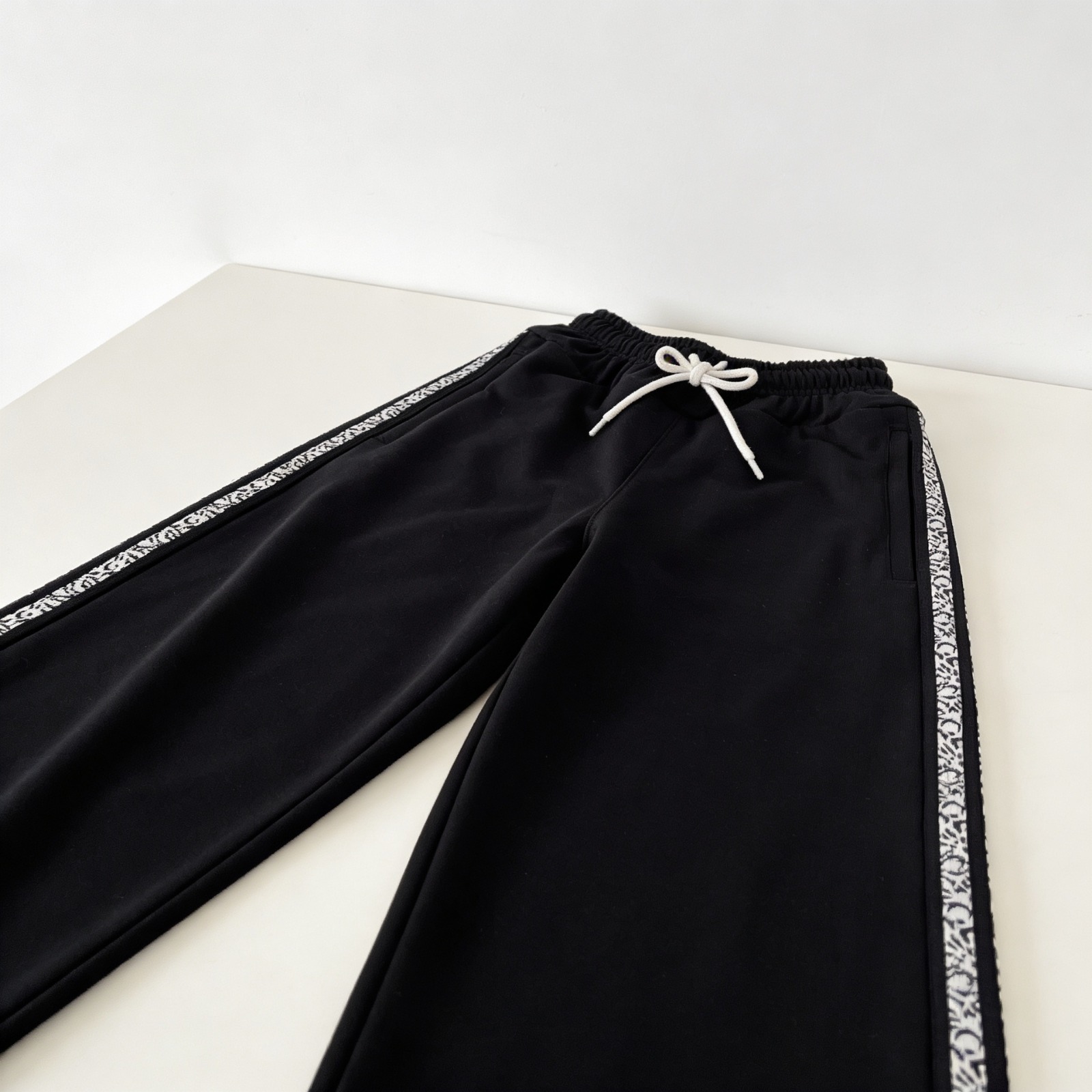 Jogging Infantil Negro Rayas Laterales Pantalón Cómodo Niños - WhatsApp%20Image%202026-05-05%20at%2013.57.04.jpeg