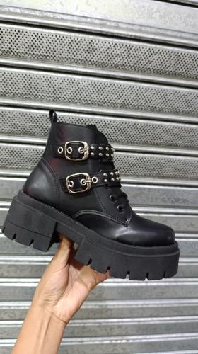 Borcegos con Cinto de Tachas