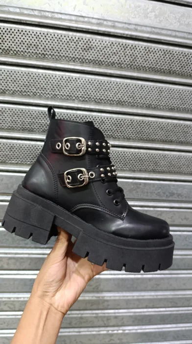 Borcegos con Cinto de Tachas