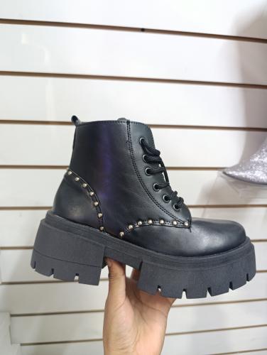 Borcegos con Tachas Clásicos y Cómodos