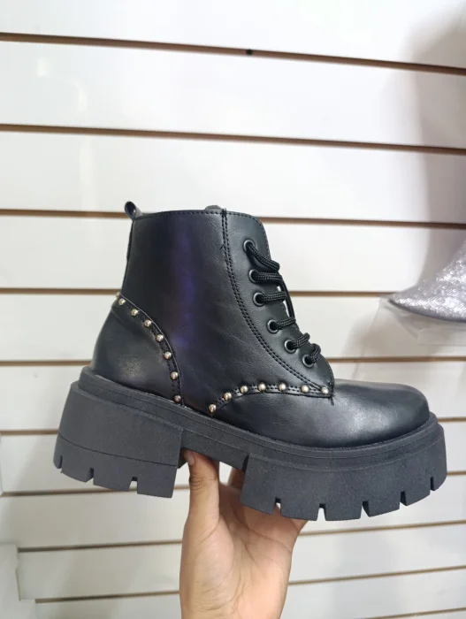 Borcegos con Tachas Clásicos y Cómodos