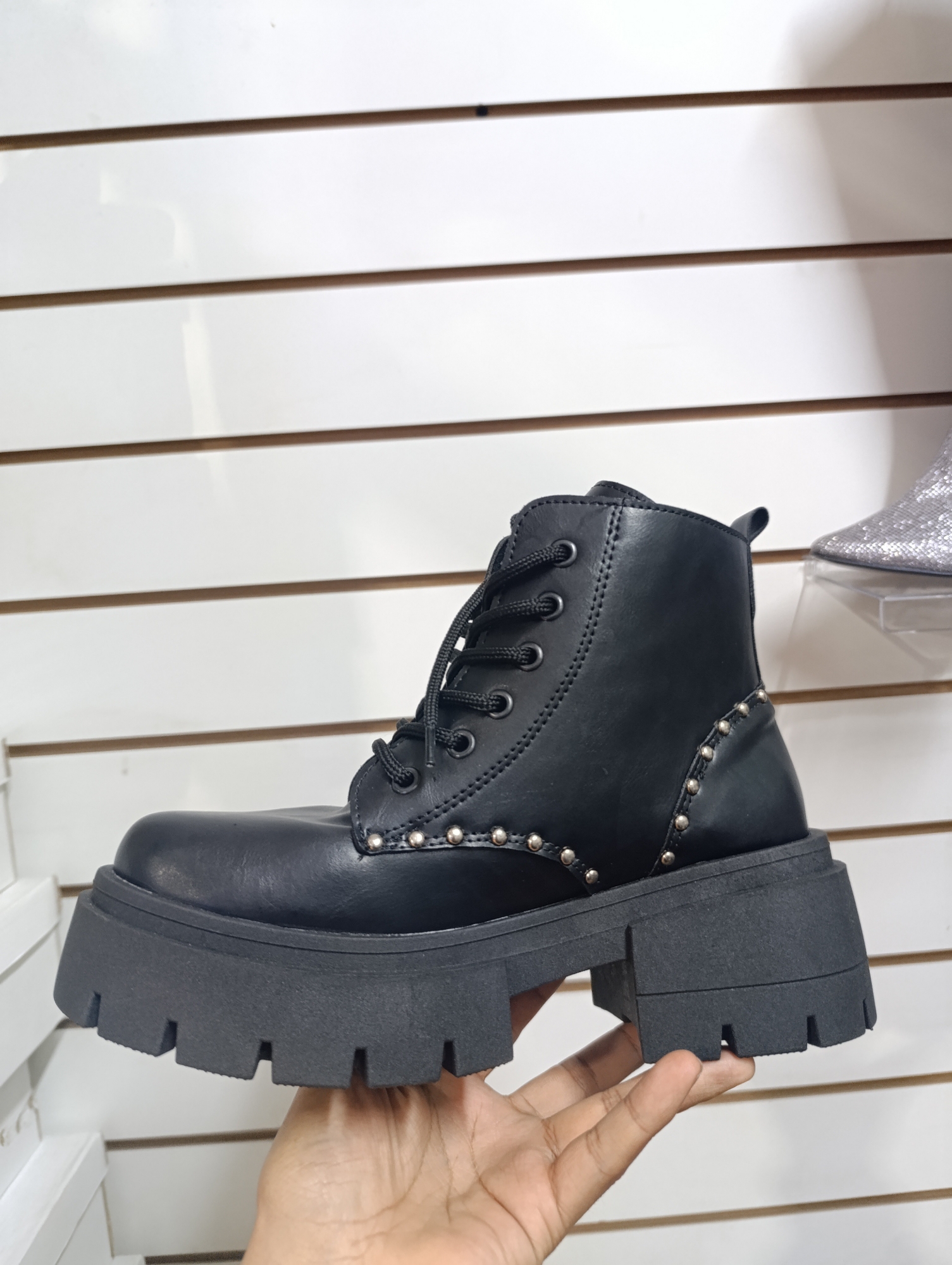 Borcegos con Tachas Clásicos y Cómodos - Imagen 2