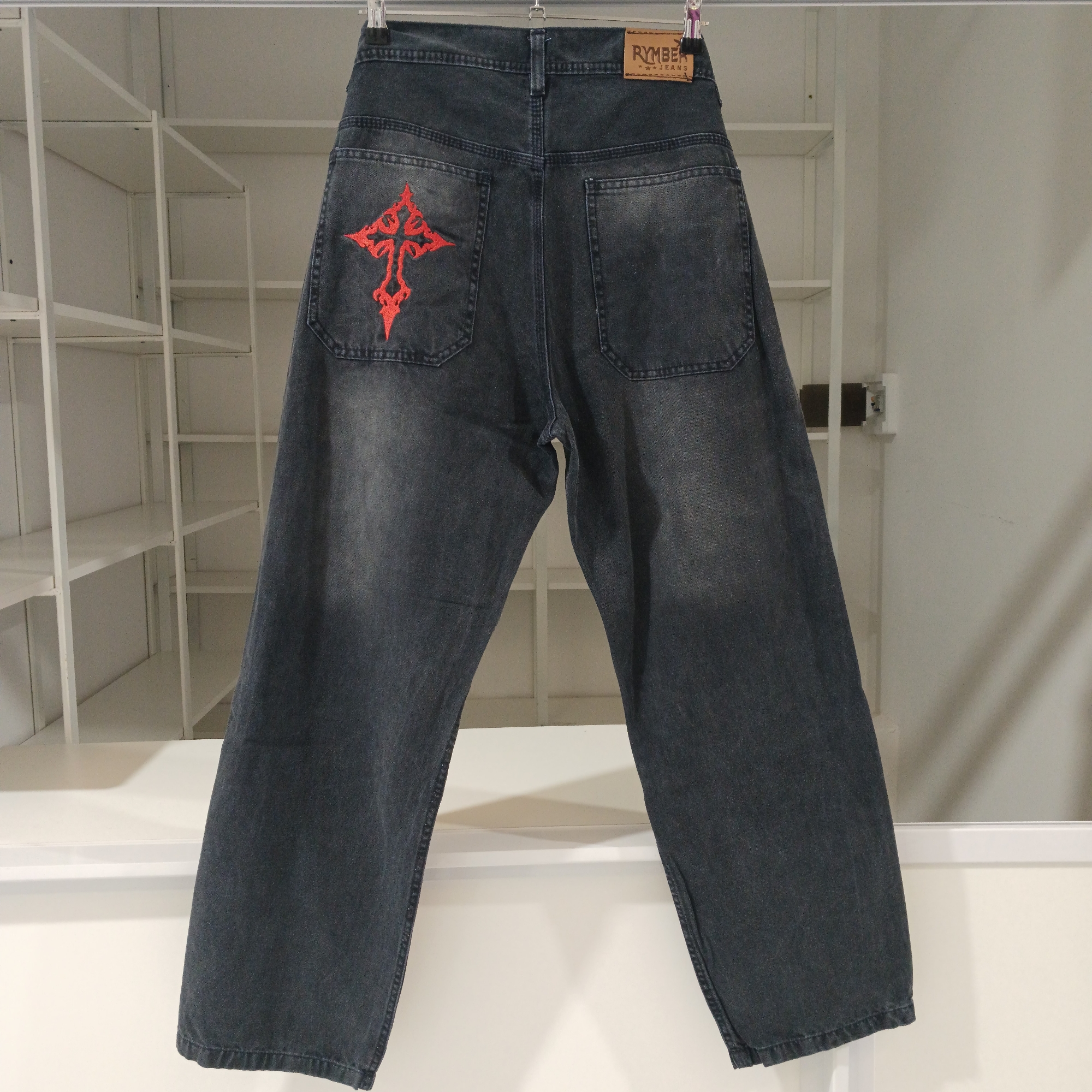 Pantalón Baggy Bordado Street & Cruz del Diablo - Gris Matizado - Imagen 1