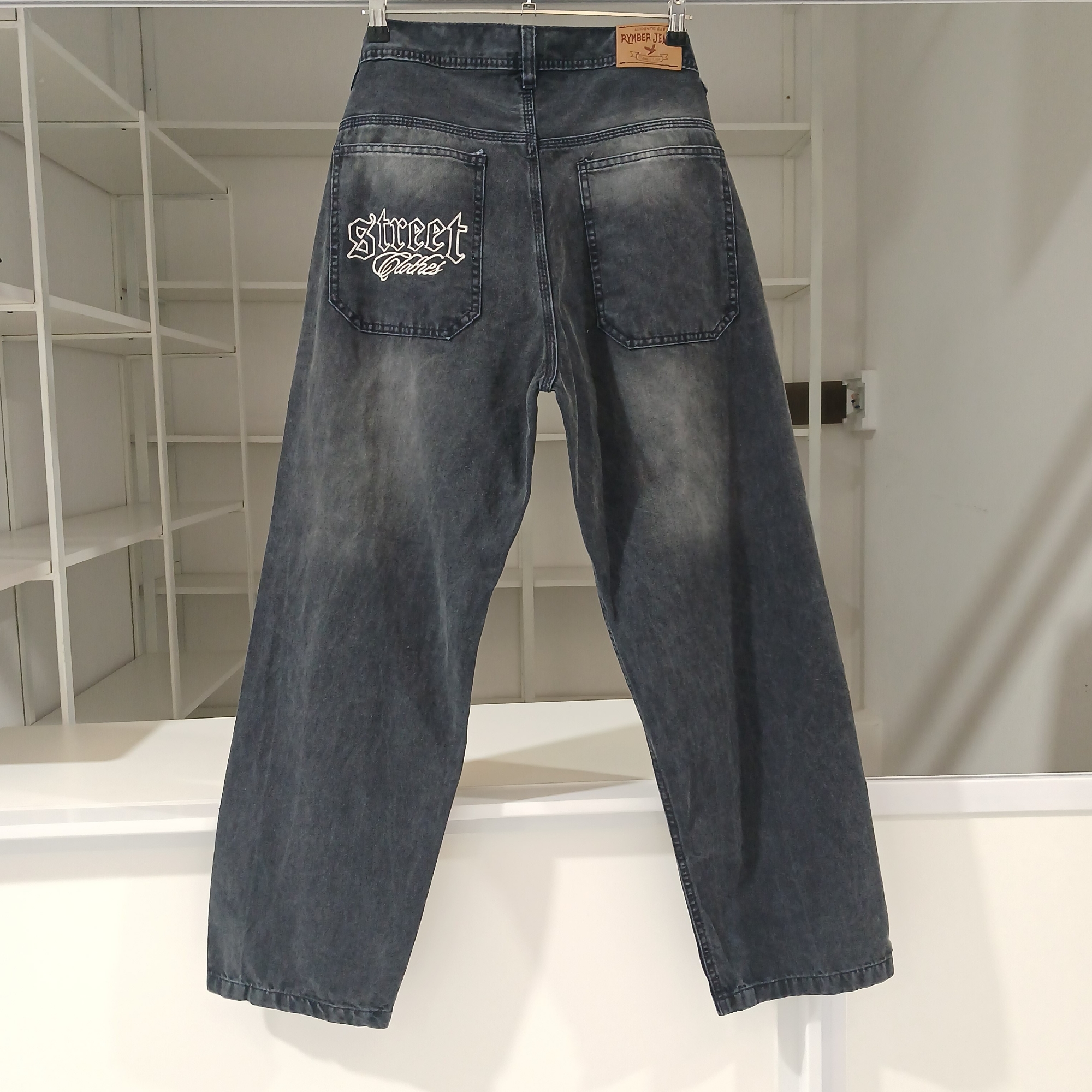 Pantalón Baggy Bordado Street & Cruz del Diablo - Gris Matizado - Imagen 2
