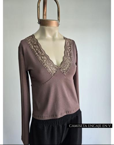 Camiseta con Puntilla con V