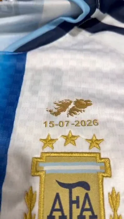 Camiseta Bordada Argentina Adulto Logo Malvinas