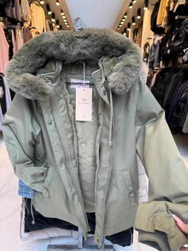 Parka Mediana con Piel y Capucha Desmontable. 6507m