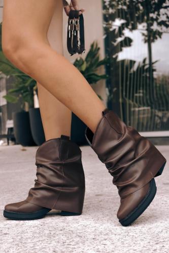 Botas con Plataforma Naty Arrugadas en Choco - Miniatura 2