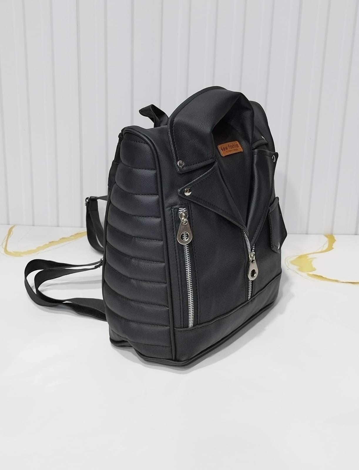 Mochila Modelo Campera de Cuero Ecológico* 
excelente Calidad. - Imagen 4