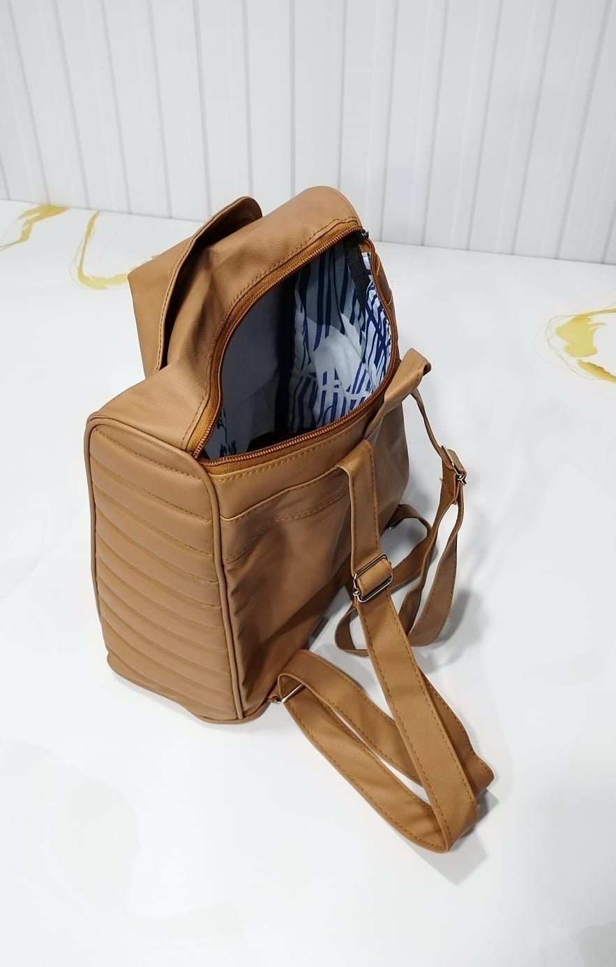 Mochila Modelo Campera de Cuero Ecológico* 
excelente Calidad. - Imagen 5