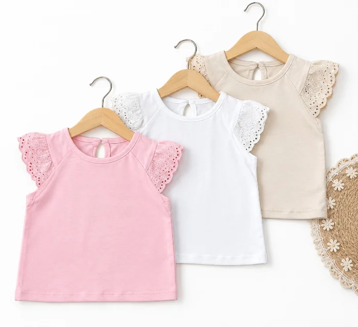 Remera Algodón Peinado Premium con Broderi Detalle de Boton Atras