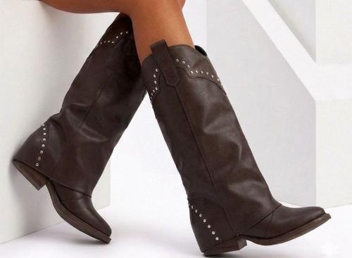 Bota Texana Volcada Slouch Tachas