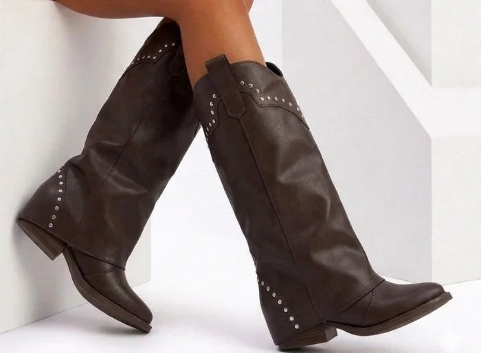 Bota Texana Volcada Slouch Tachas