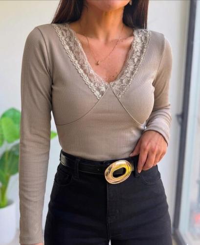 Camiseta con Encajes Largo
