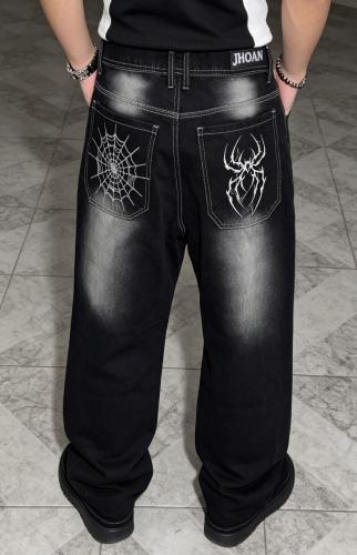 Baggy Negro con Bordado Localisado y Vigote