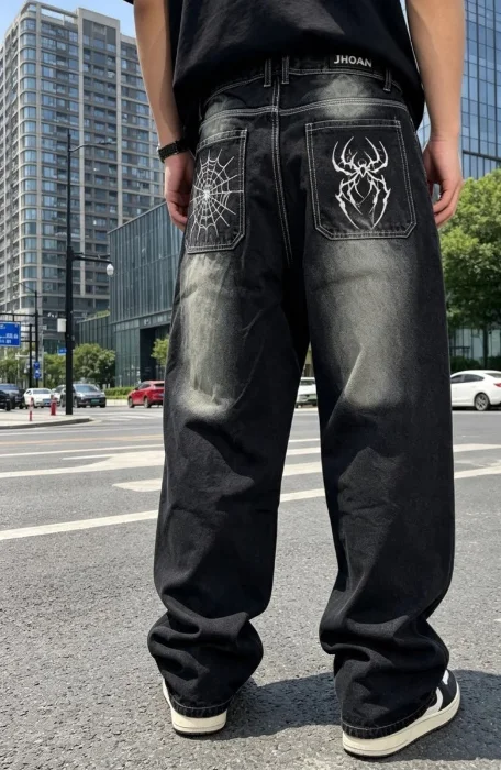 Baggy Negro con Bordado Localisado y Vigote