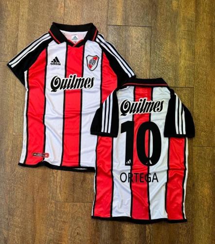 Camiseta Retro de River Ortega Bordado