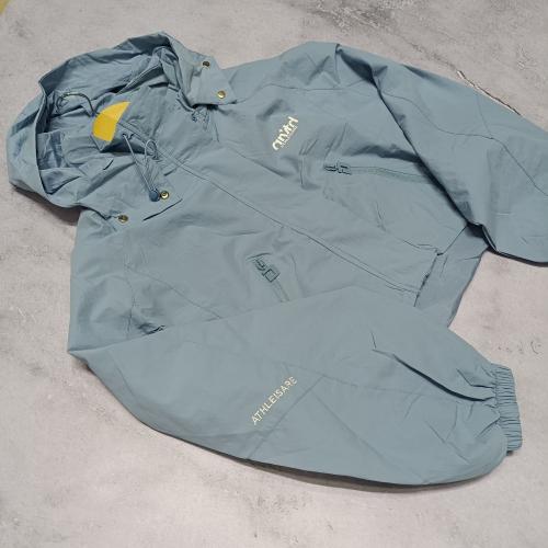 Rompeviento Impermeable con Detalles Bordados D