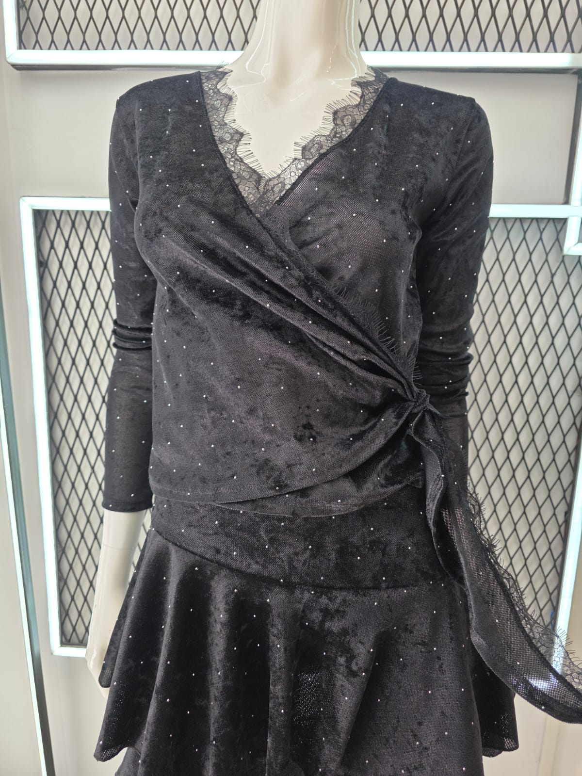 Pollera con Volado Irreguar Velvet Strass - remera%20cruzada%20velvet%20strass%20puntilla%20(8).jpeg