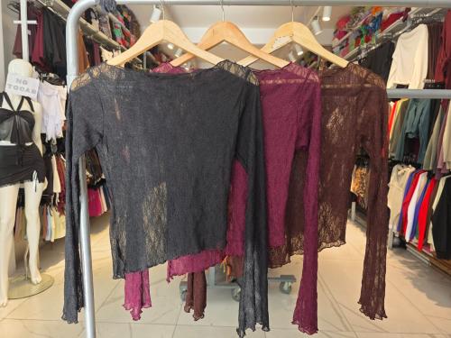 Remera Escote Bote con Pico Irregular Encaje