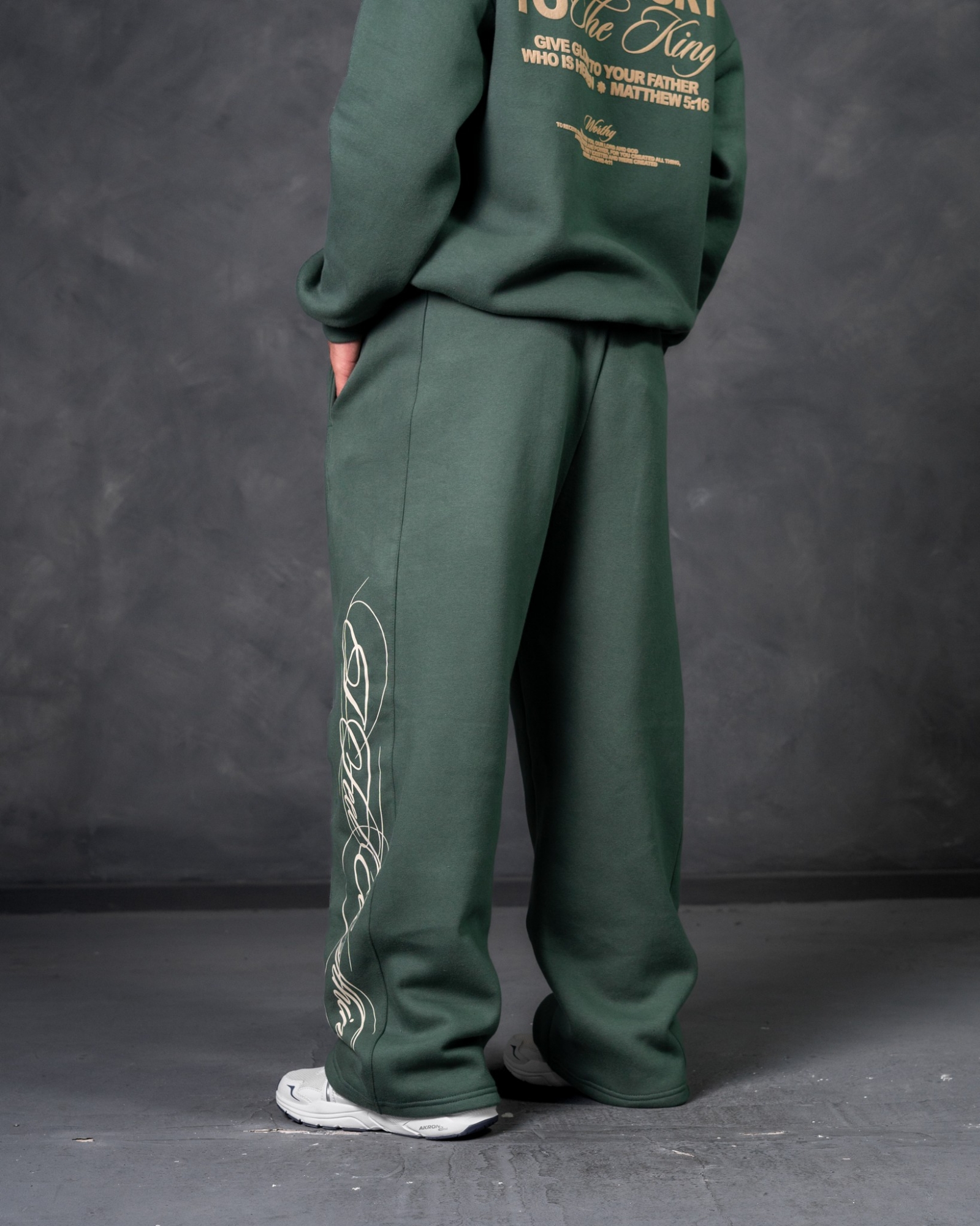 Jogging Baggy Frisa Verde "cursiva" - Imagen 3