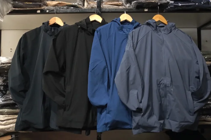 Campera Deportiva Lisa Impermeable