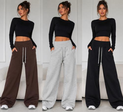 Modelo Wide Leg en Frisa Premium