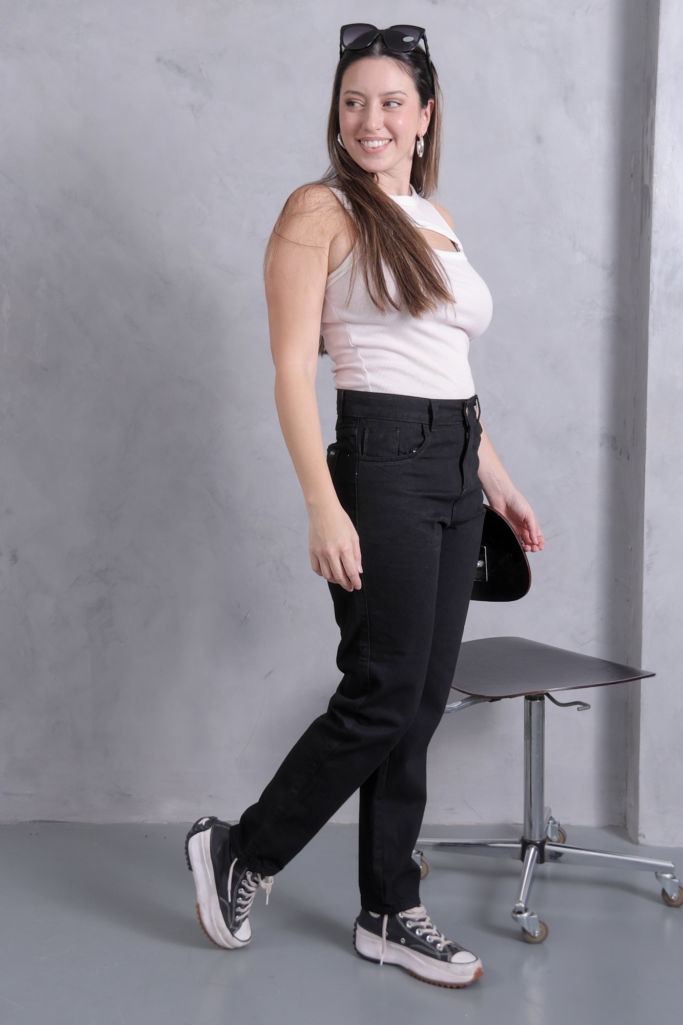 Mom Negro, con Bolsillo Delantero, Tiro Alto Rigido - Imagen 2