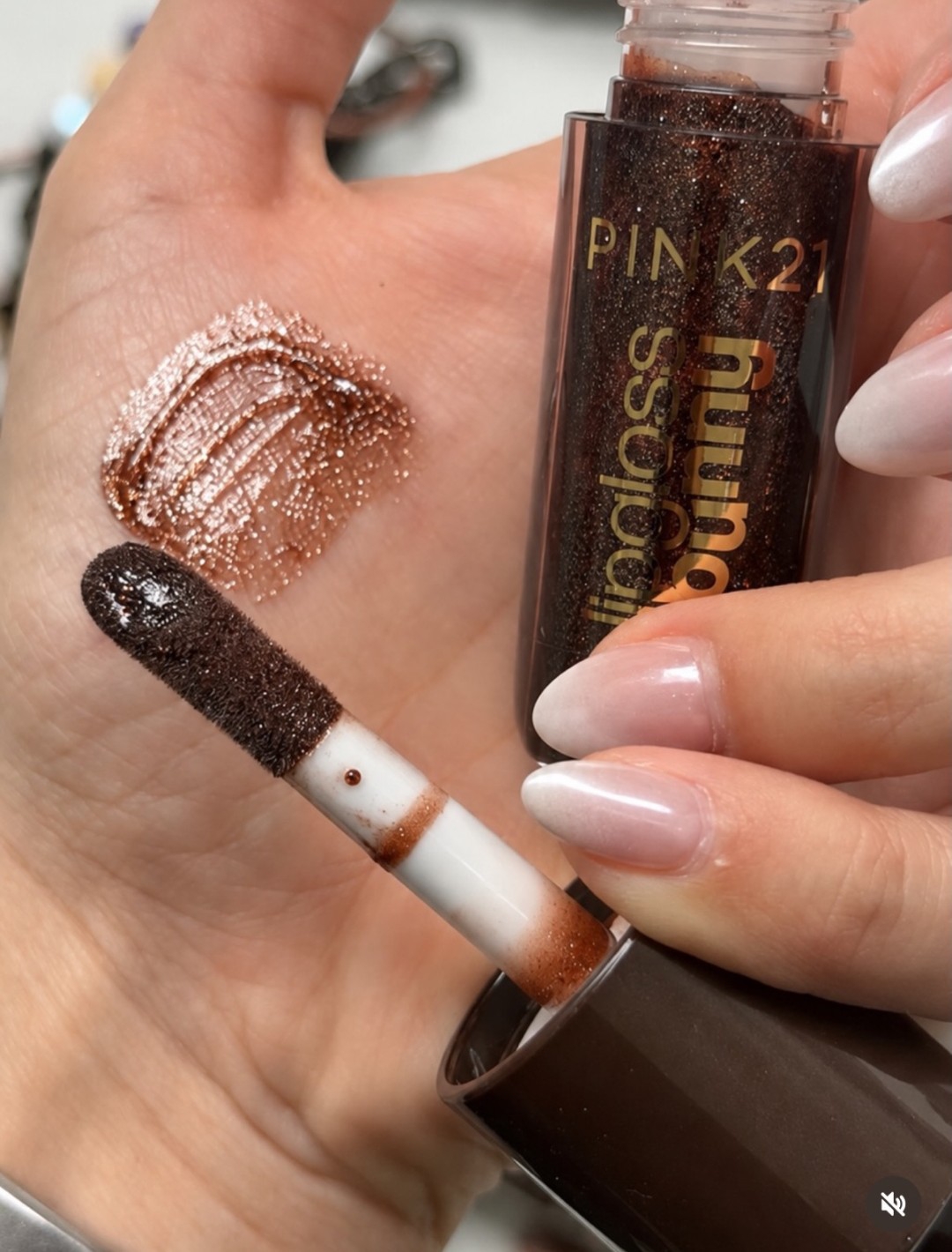 Lipglos Color Marron con Destellos de Pink 21 - Imagen 2