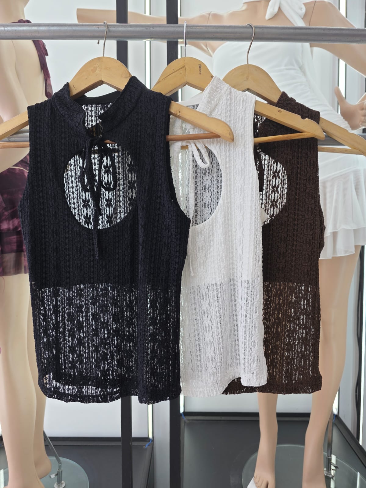 Musculosa Cuello Mao y Abertura Encaje - musculosa%20cuello%20mao%20mo%C3%B1o%20y%20abertura%20(8).jpeg