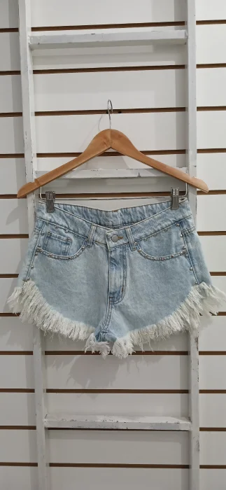 Short con Tachas Tiro Medio Color Celeste Nevado Denim Rigido Premium