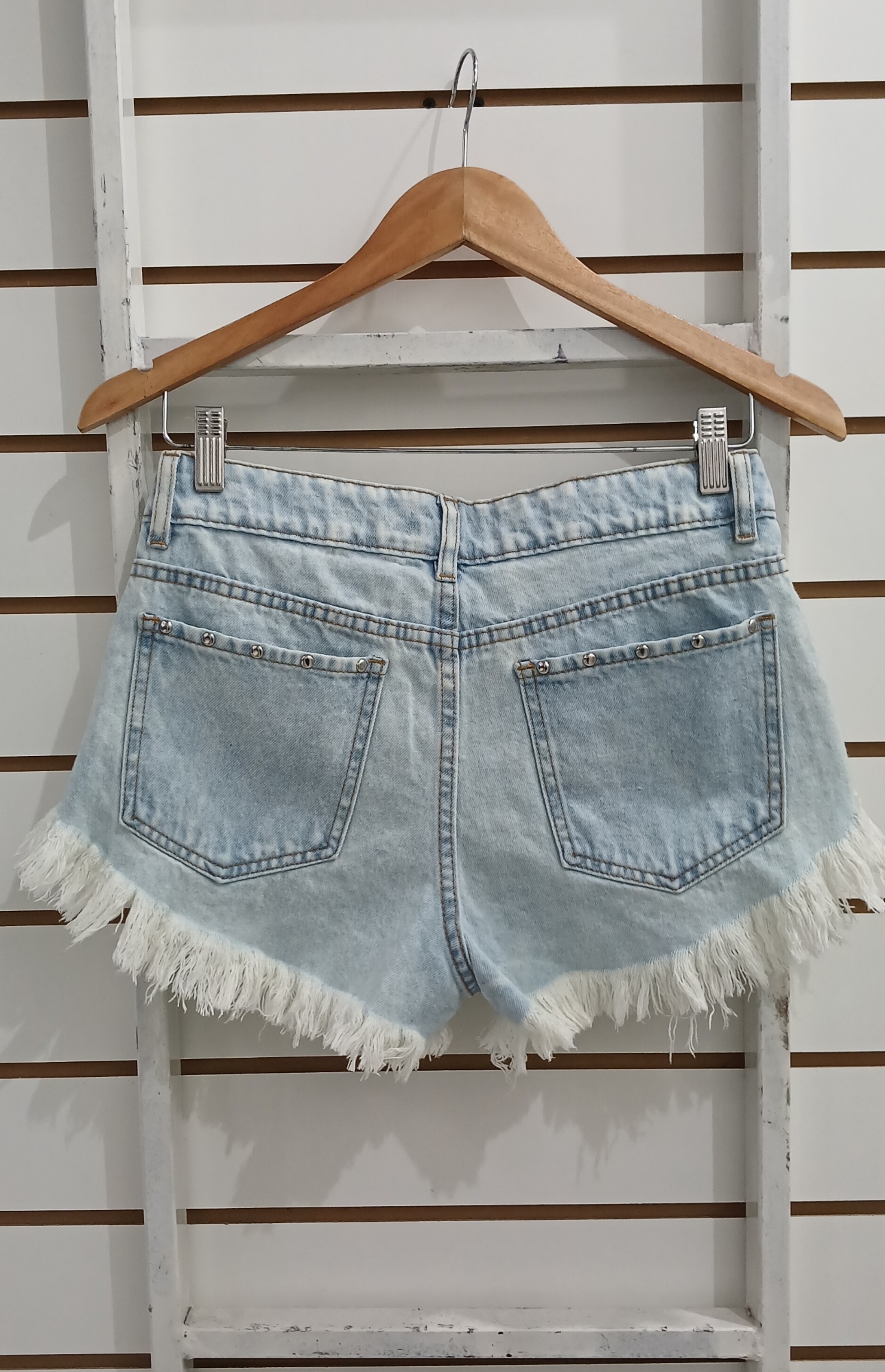 Short con Tachas Tiro Medio Color Celeste Nevado Denim Rigido Premium - Imagen 2