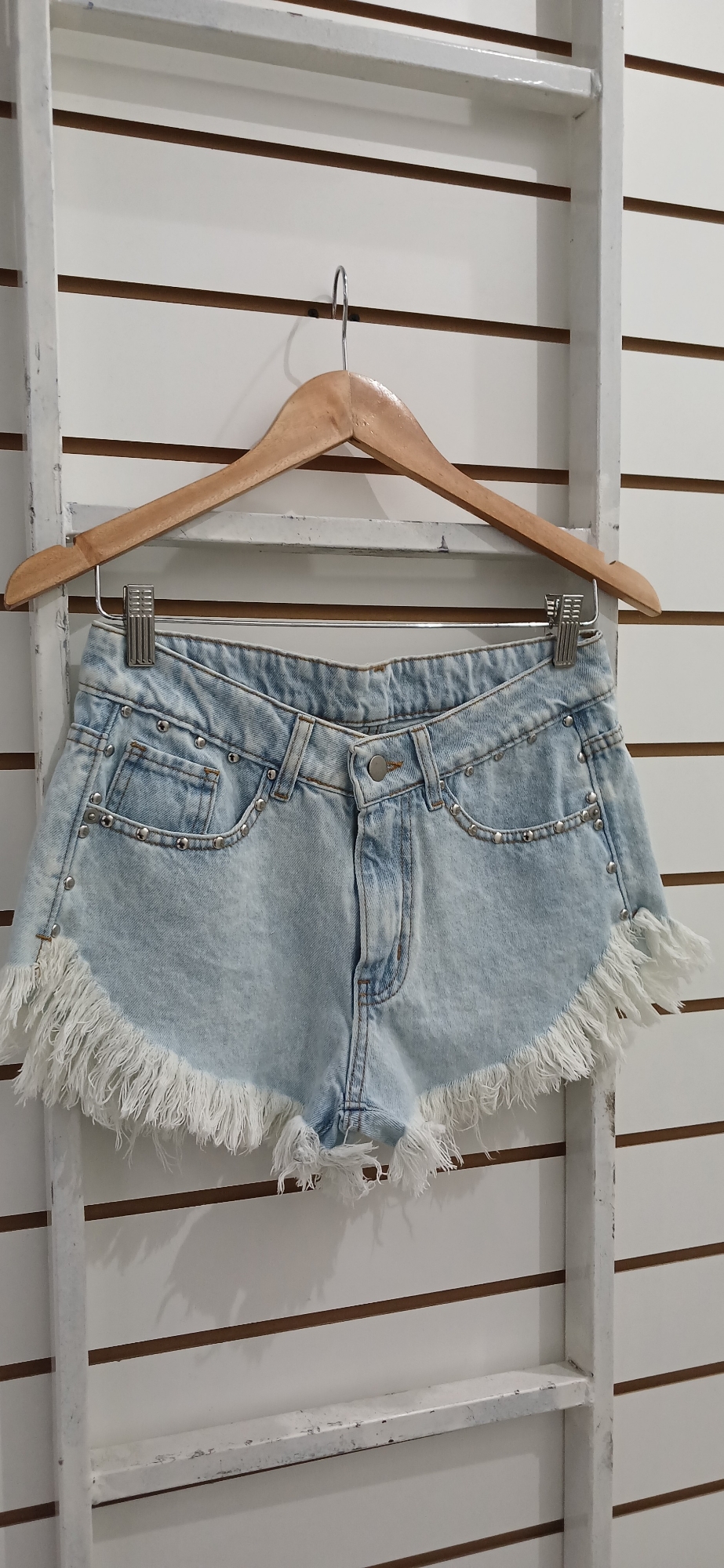 Short con Tachas Tiro Medio Color Celeste Nevado Denim Rigido Premium - Imagen 3