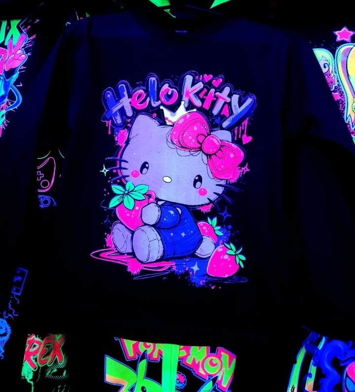 Camiseta Helo Kity Brillan en la Oscuridad - Imagen 3