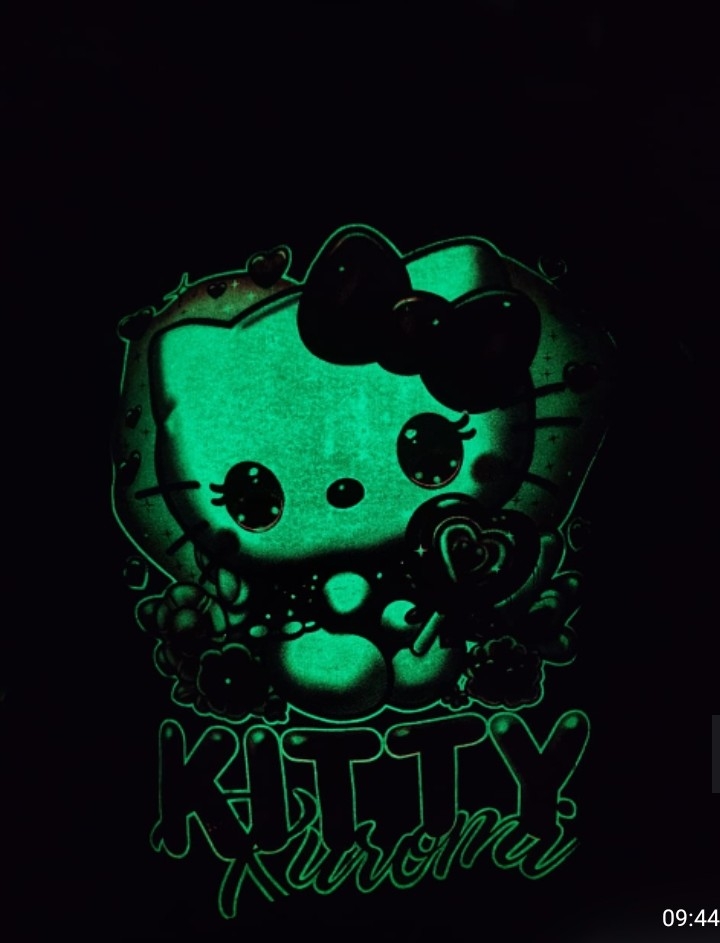 Camiseta Helo Kity Brillan en la Oscuridad - Imagen 2
