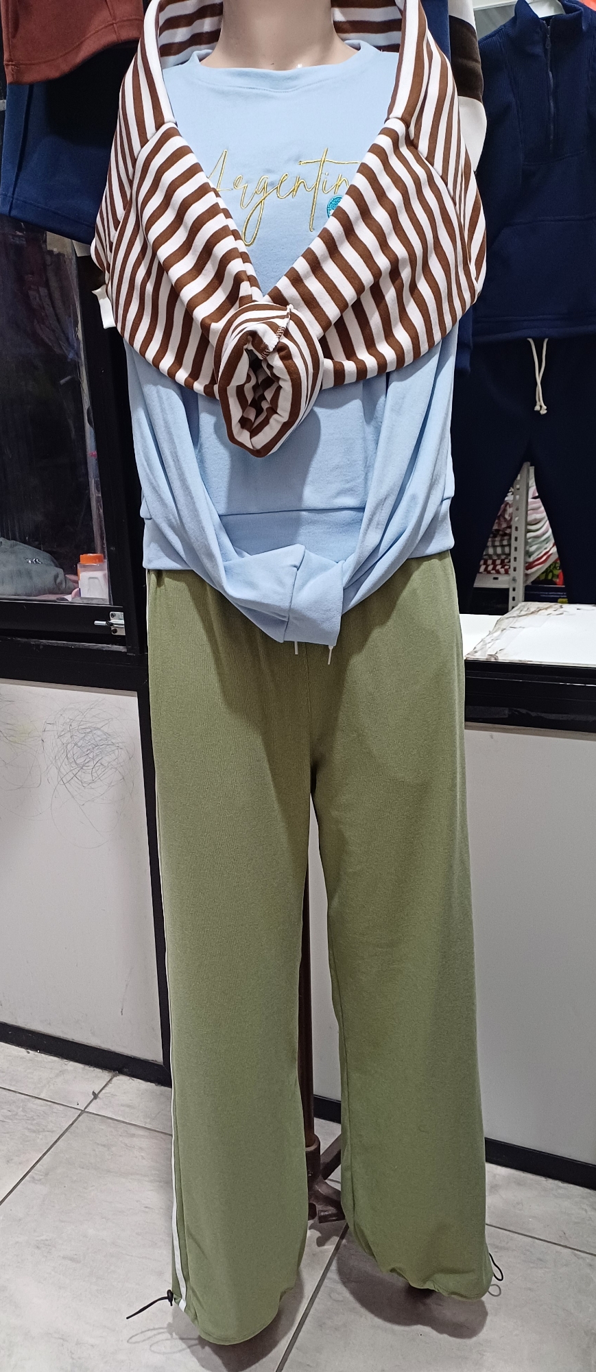 Sweater's Oversize de Darlon Rip Bordado Unico Talle Juvenil - Imagen 2