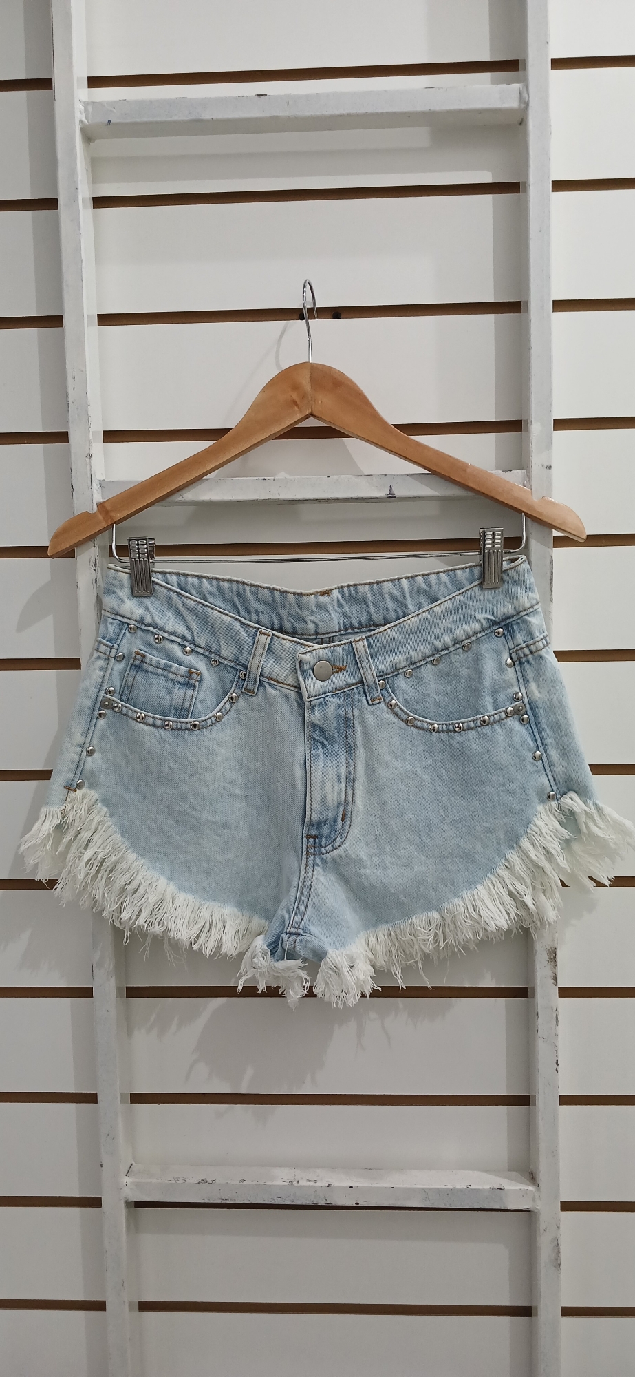 Short con Tachas Tiro Medio Color Celeste Nevado Denim Rigido Premium - Imagen 3