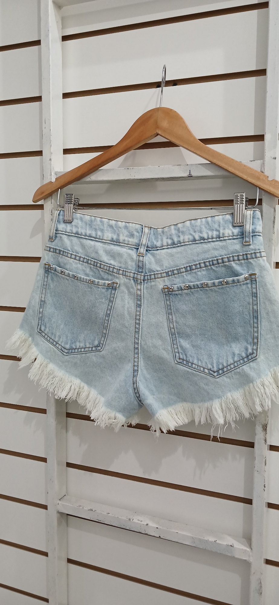 Short con Tachas Tiro Medio Color Celeste Nevado Denim Rigido Premium - Imagen 2
