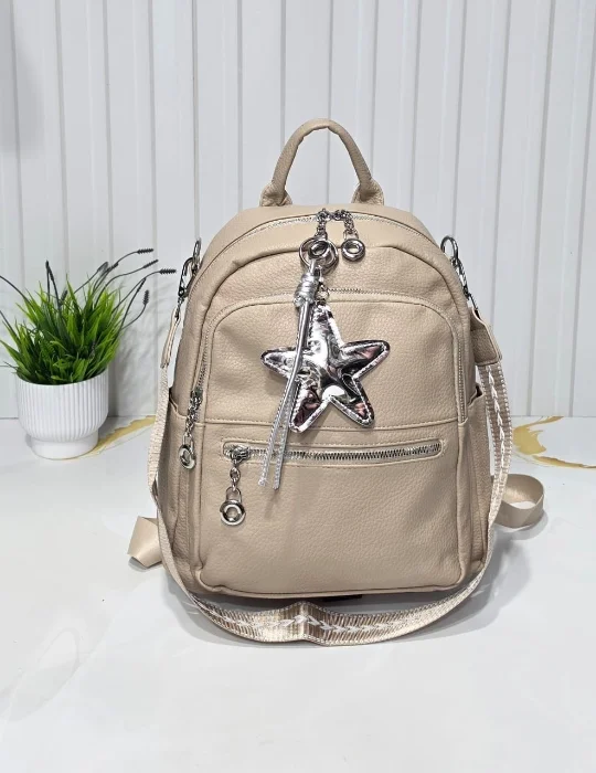 Mochila Cuero Pu* *entra una Carpeta A4* 
excelente Calidad.