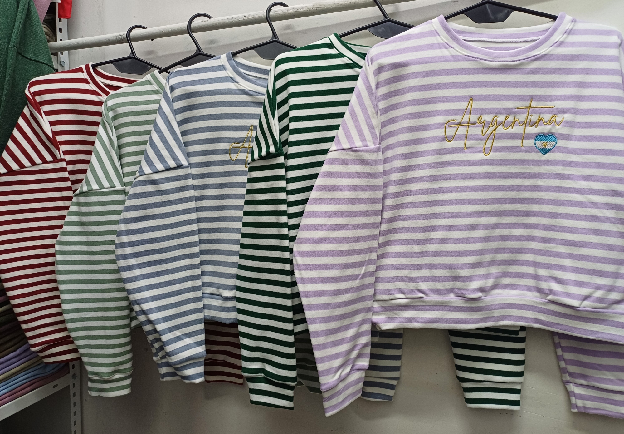Sweaters Oversize Lisos y Rayados de Darlon Rip con Bordado Talle Unico Juvenil - Imagen 2