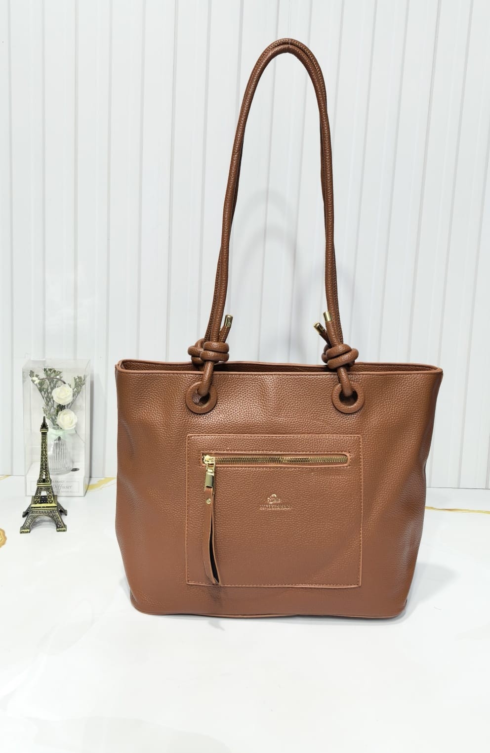 Cartera Grande de Cuero Pu* Excelente Calidad .
*no Trae la Tira Larga* - Imagen 4