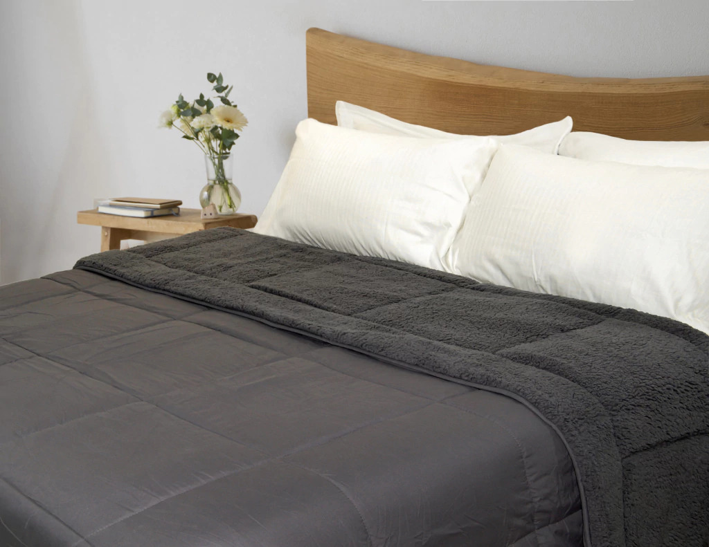 Acolchado Corderito la Bastilla 2 1/2 Plazas Premium - Super Abrigado Ultra Suave - gris-oscuro-fotos-ambientadas-2-1-cec1426e8dd19b1cd417786888058433-1024-1024.jpg