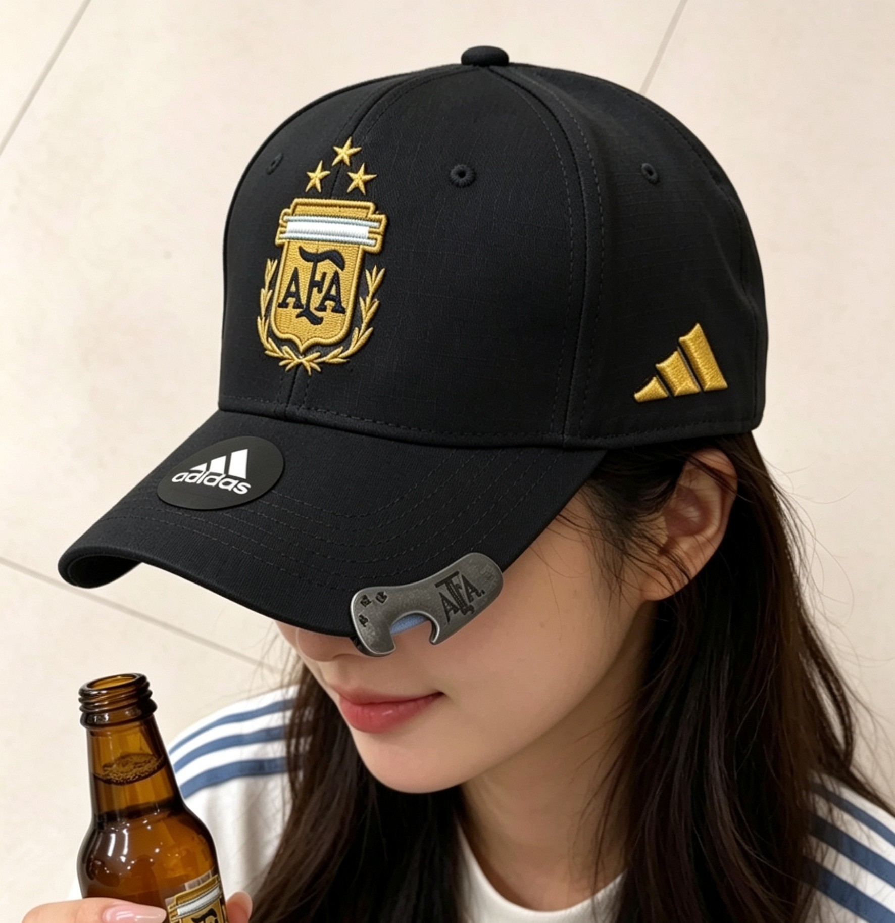 Gorra Bordada Argentina Mundial con Destapador de Botella Metalico - Imagen 2