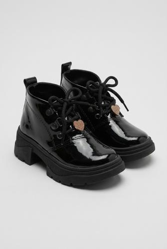 Borcego Bota Nena Charol Eco Cuero Negro Cordones y Accesorio Corazón Niña