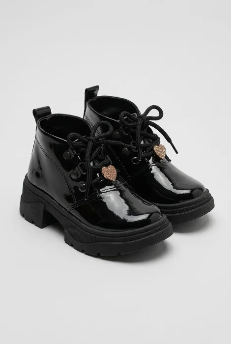 Borcego Bota Nena Charol Eco Cuero Negro Cordones y Accesorio Corazón Niña