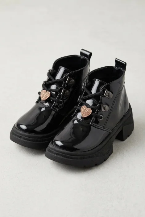 Borcego Bota Nena Charol Eco Cuero Negro Cordones y Accesorio Corazón Niña