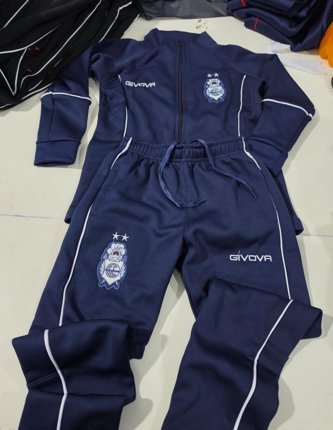 Conjunto Deportivo Bordado - Imagen 7