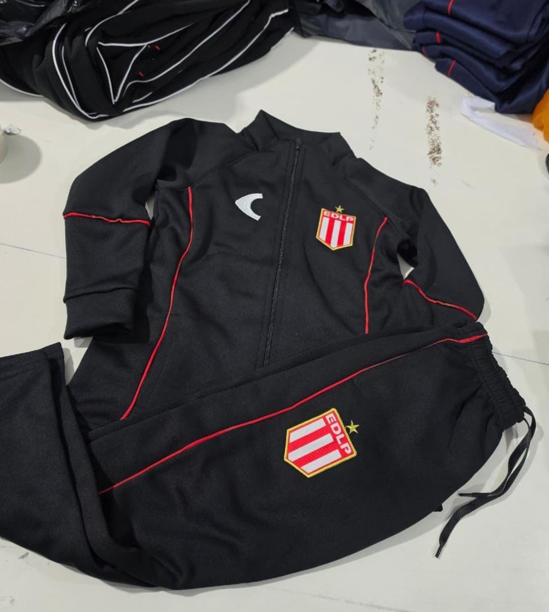 Conjunto Deportivo Bordado - Imagen 9