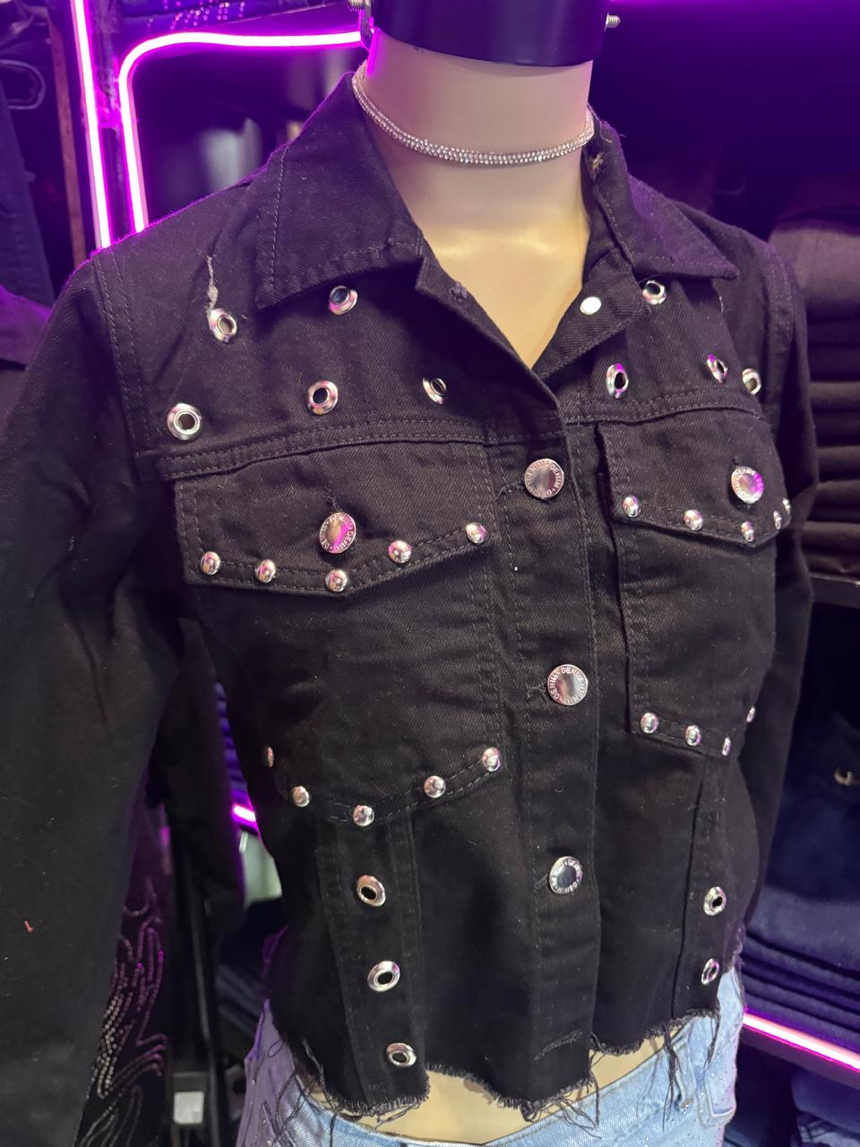 Campera Black con Ojales y Tachas - 5299ec9e-a3c5-4a44-9902-2e1ce4477004.jpeg