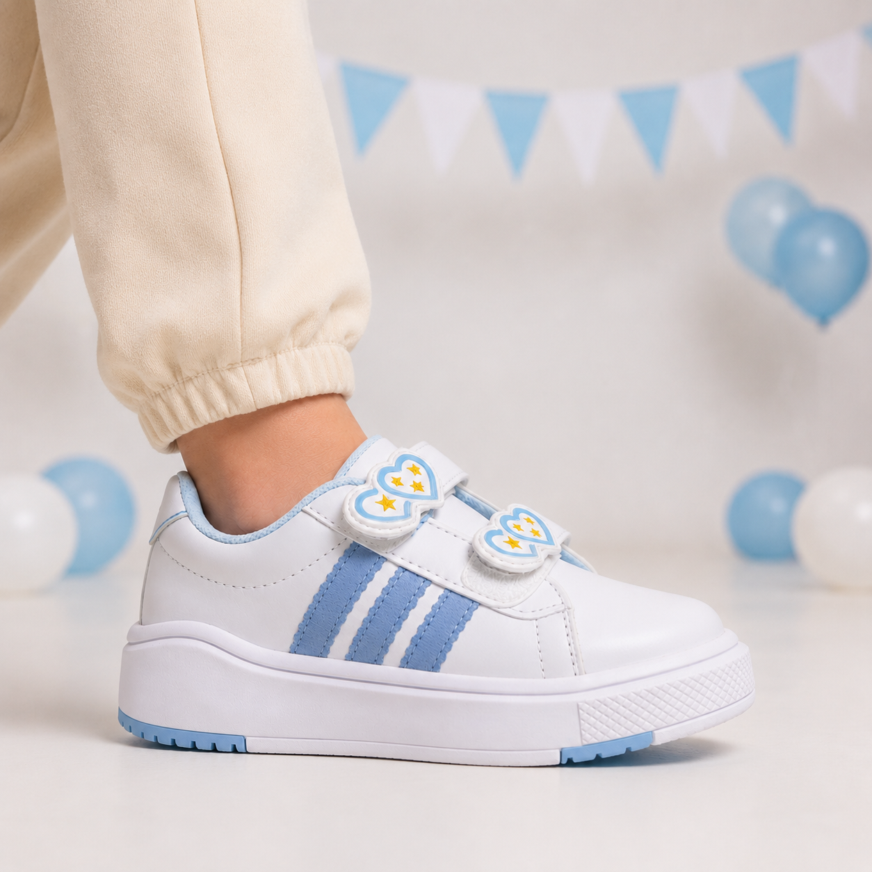Zapatillas Blancas Celeste Afa Doble Abrojo Velcro Nena Niña Corazones Argentina - ChatGPT%20Image%2014%20jul%202026%2C%2015_01_33.png